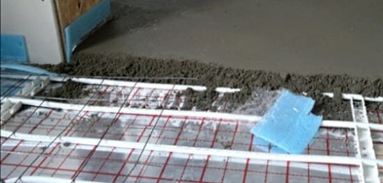 Укладка на пол полиэтиленовой пленки и зиливке бетона